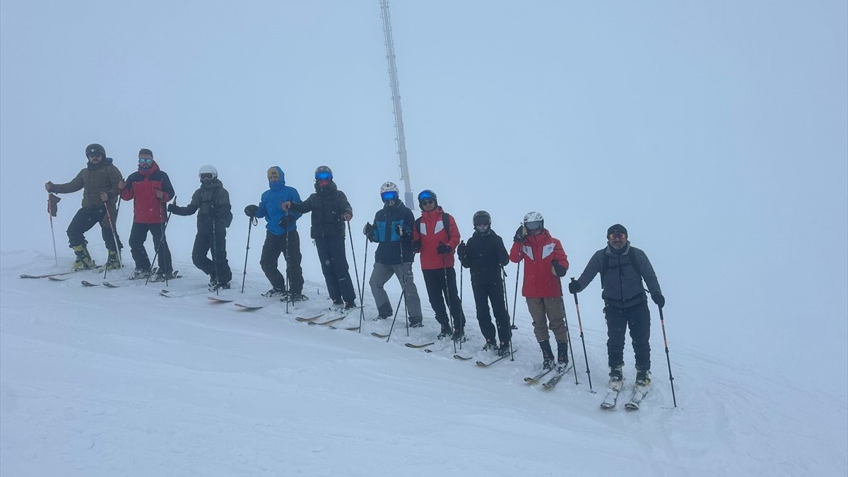Hakkari'de dağ kayağı eğitim alan sporcular Rize'deki yarışmaya katılacak