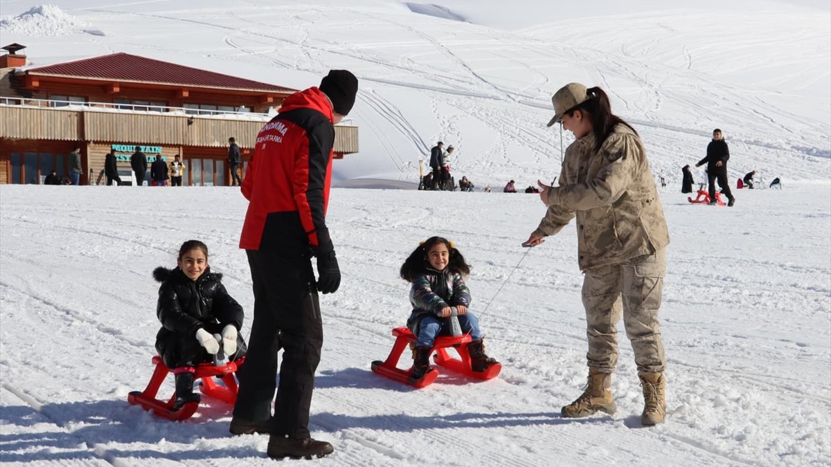 Hakkari'de jandarma ekiplerince şehit ve gazi aileleri için kayak etkinliği yapıldı
