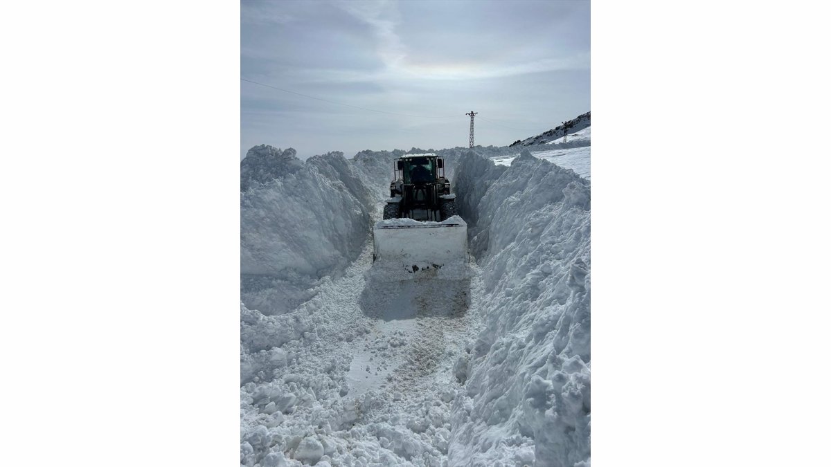 Hakkari'de kardan kapanan iki üs bölgesinin yolu ulaşıma açıldı