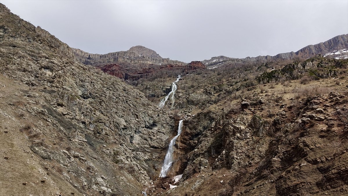 Hakkari'de karların erimesiyle Kırca Şelalesi yeniden canlandı