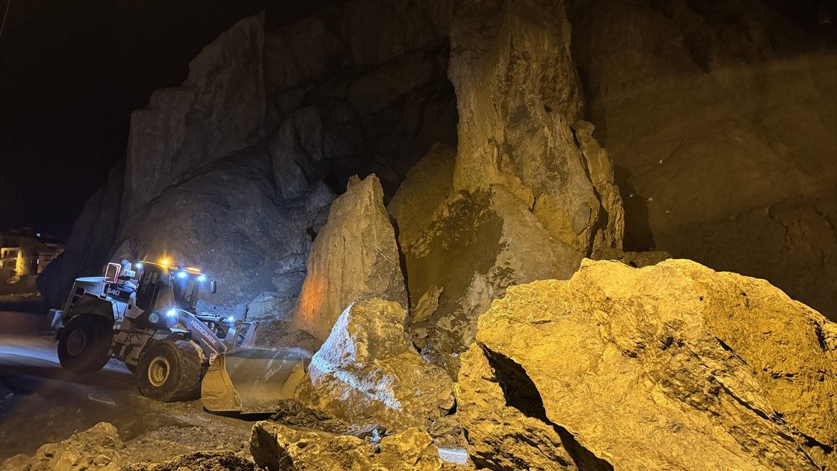 Hakkari'de mahalle yoluna büyük kaya parçaları düştü