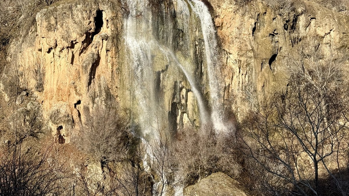 Hakkari'de şelaleler yağışların etkisiyle akmaya başladı