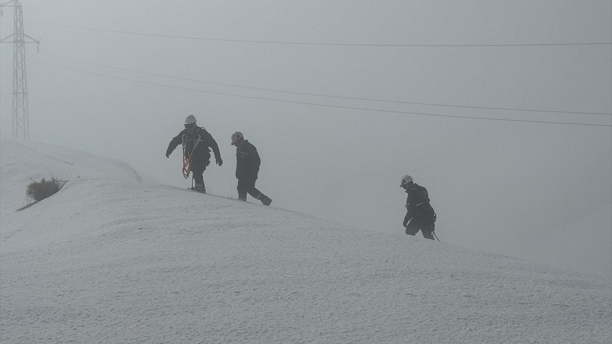 Hakkari'de VEDAŞ ekibi, karlı dağda arızayı gidererek köye yeniden enerji verdi
