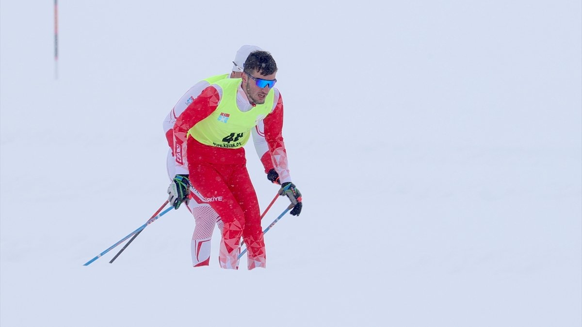 Hakkari'nin karlı dağları birçok ilden gelen sporcularla renklendi