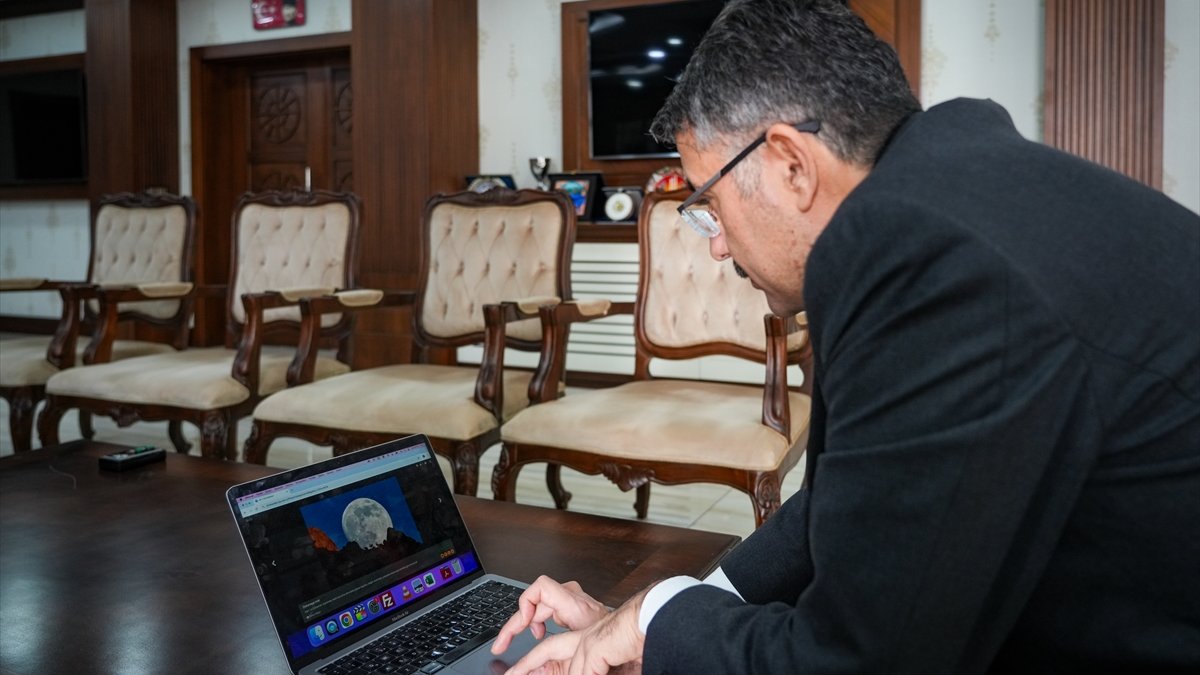 Hakkari Valisi Çelik, AA'nın Yılın Kareleri oylamasına katıldı