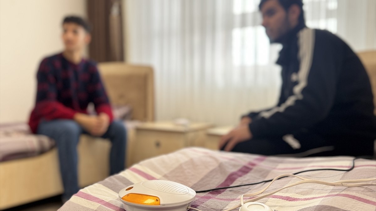 İşitme engelli öğrenciler Yastık Altı Acil Durum Cihazı ile afetleri fark ediyor