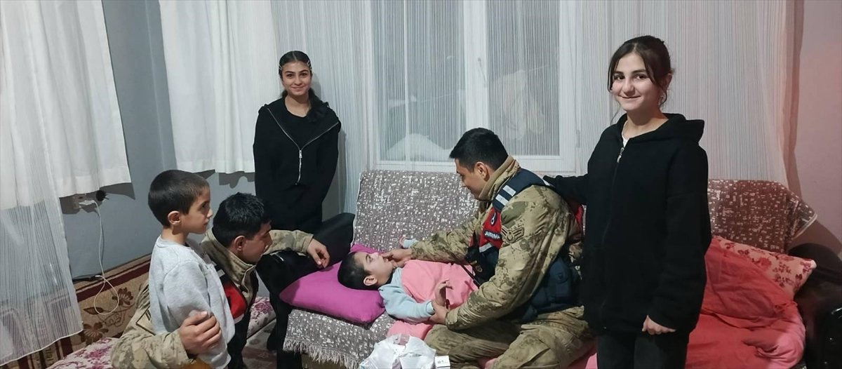 Jandarma karla kaplı bölgede 2 kilometre yürüyerek engelli çocuğa ilacını ulaştırdı