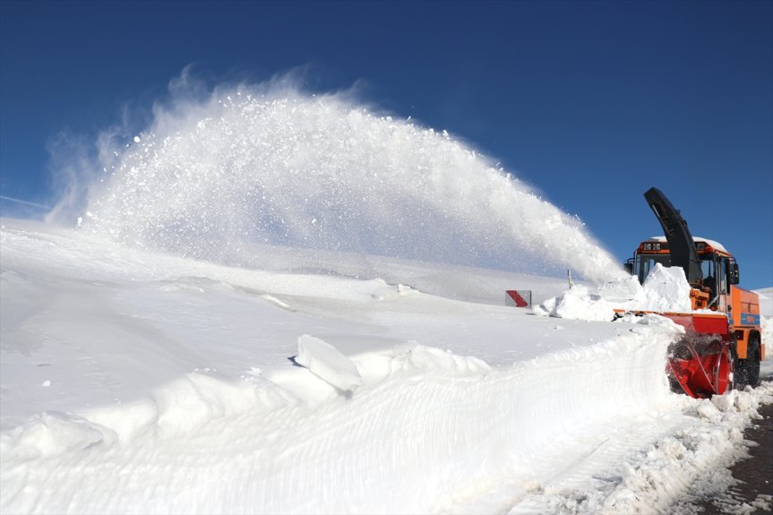 yolunda mücadele kara karla metrelerce kaplanları, ediyor Ağrı-Kağızman yükseklikteki Kar 2