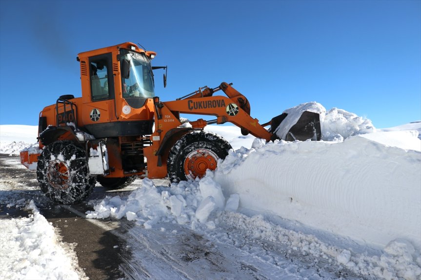 Ağrı-Kağızman yolunda mücadele kara yükseklikteki ediyor Kar kaplanları, karla metrelerce 11