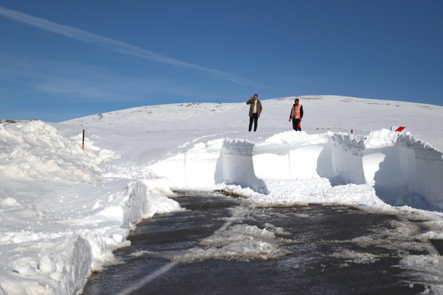 mücadele yükseklikteki kara karla metrelerce kaplanları, Ağrı-Kağızman yolunda Kar ediyor 13