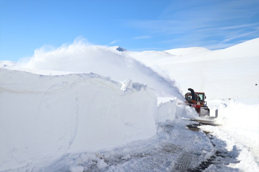 kaplanları, metrelerce yükseklikteki mücadele kara karla ediyor Ağrı-Kağızman Kar yolunda 7