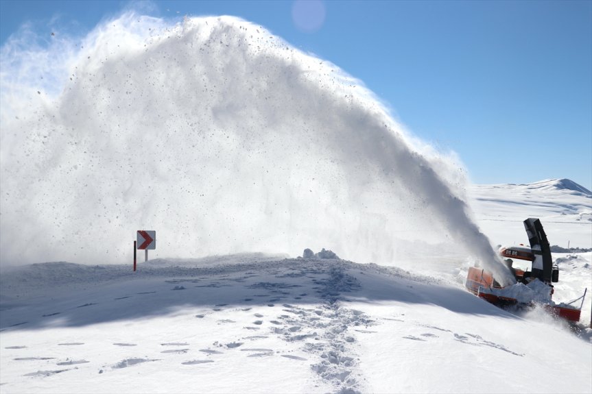 Kar kaplanları, kara ediyor Ağrı-Kağızman yükseklikteki metrelerce mücadele yolunda karla 9