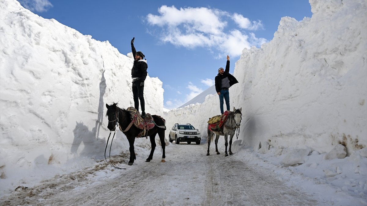 Kar koridorundan geçerek ilçeye ulaşıyorlar