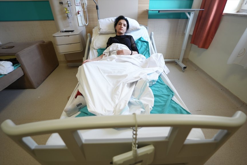 Karın ağrısı için kullandığı sıcak su torbası patlayınca genç kız hastanelik oldu