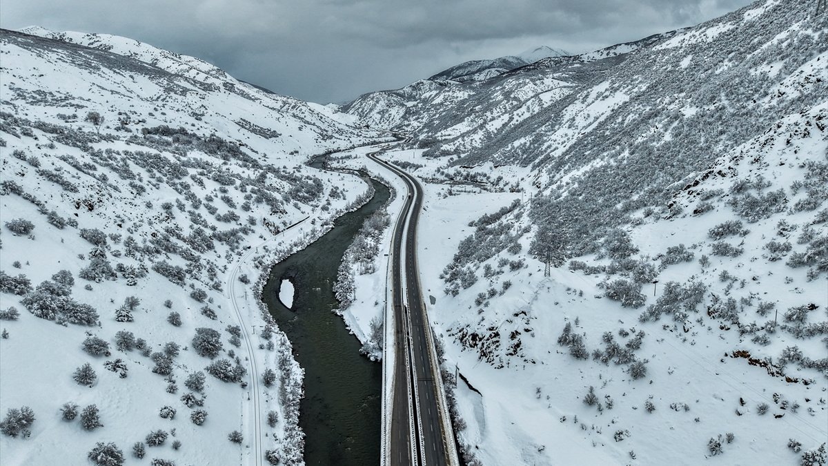 Karla kaplı Karasu Nehri ve çevresi dronla görüntülendi