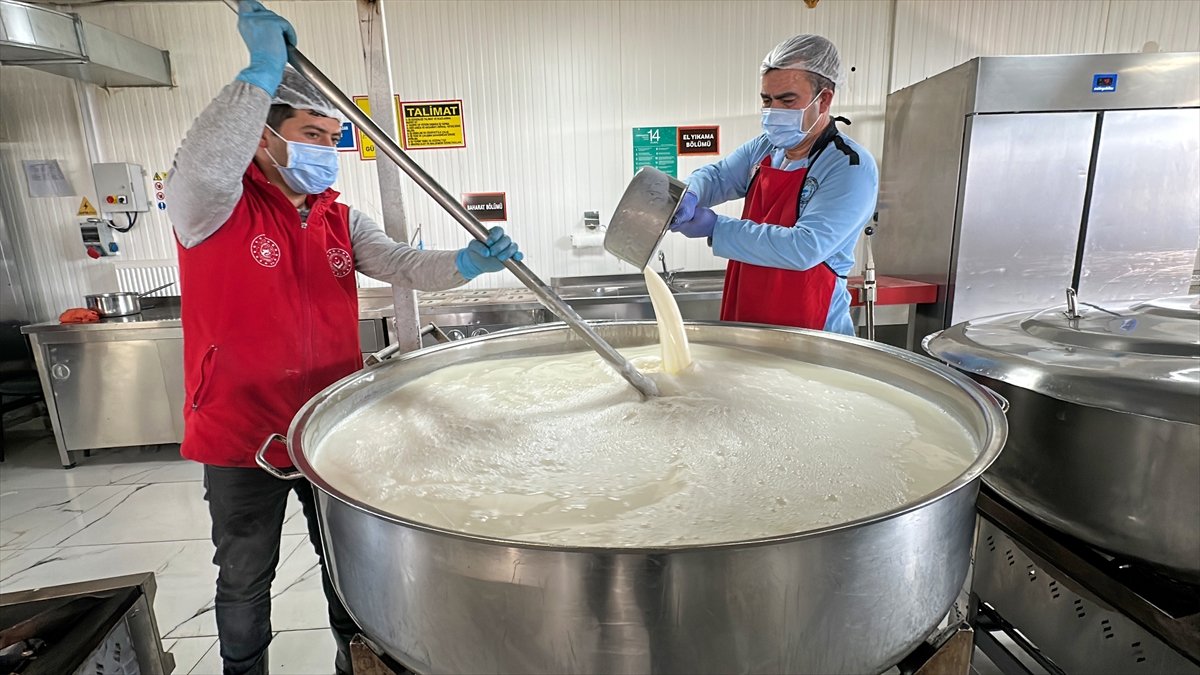 Karlı yolları aşarak engelli ve yaşlılara sıcak yemek ulaştırıyorlar