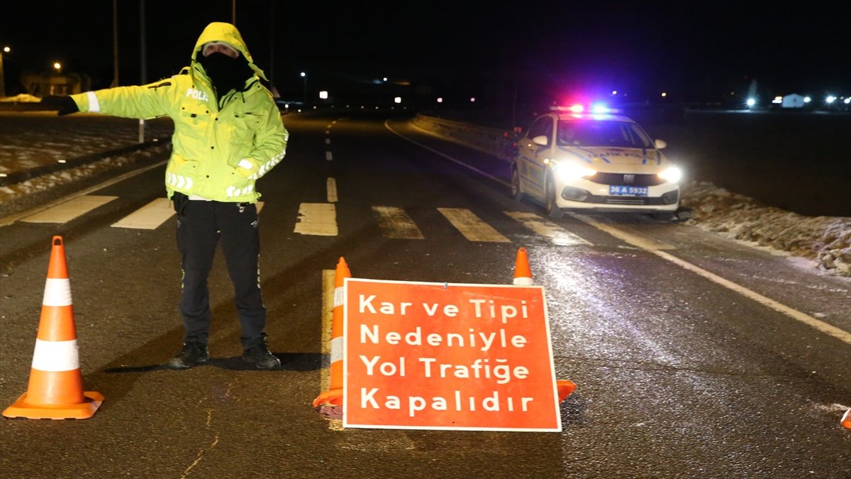 Kars-Göle kara yolu olumsuz hava koşulları nedeniyle tır geçişlerine kapatıldı