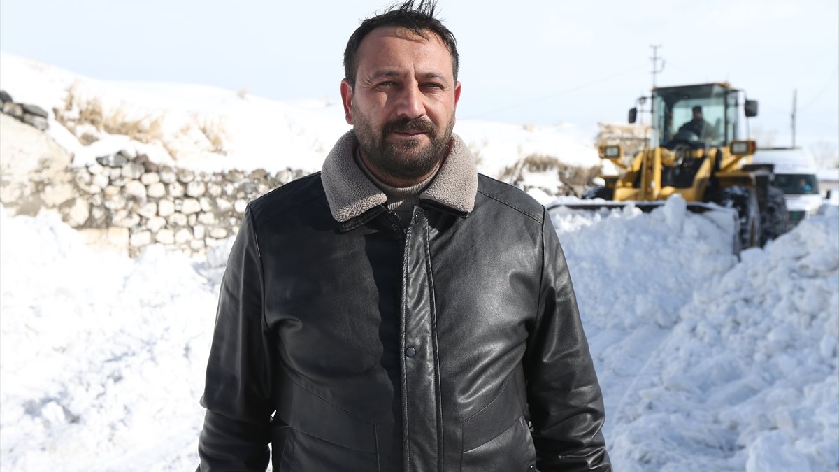 Kars'ta 3-4 metreyi bulan karda ekiplerin zorlu mesaisi sürüyor