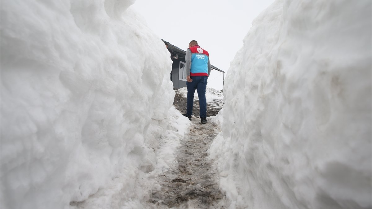 Kars'ta evleri yaşanmaz durumdaki üç aile devlet eliyle yeni yuvalarına kavuştu