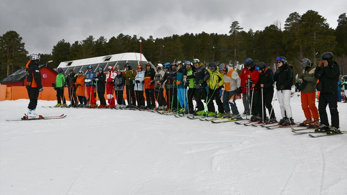 Kars'ta özel sporcular için kayak antrenörlüğü kursu başladı