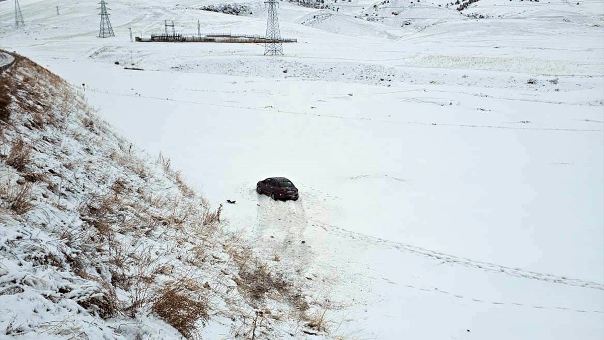 Kars'ta şarampole düşen otomobildeki 2 kişi yaralandı