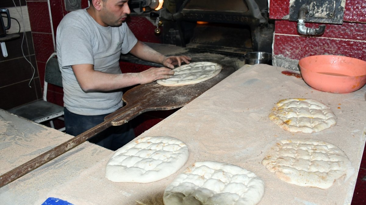 Kars'ta taş fırında ramazan pidesi mesaisi başladı