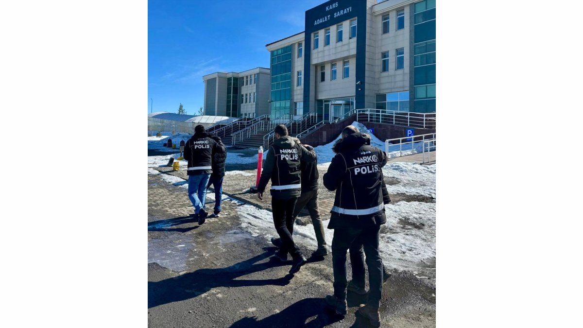 Kars'ta uyuşturucu operasyonunda 3 zanlı tutuklandı