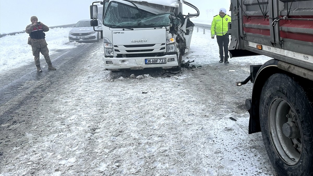 Kars'ta zincirleme trafik kazasında 5 araçta hasar oluştu