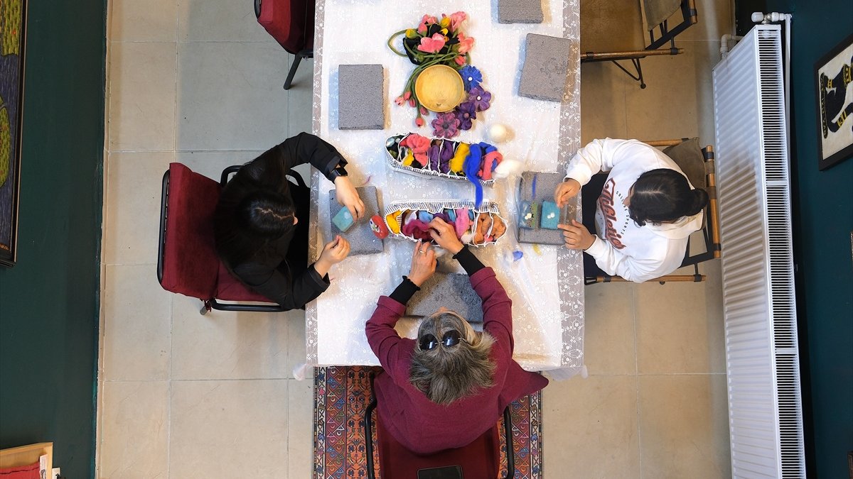 Keçe sanatçısı kadın, sanatını gelecek nesillere aktarmayı hedefliyor