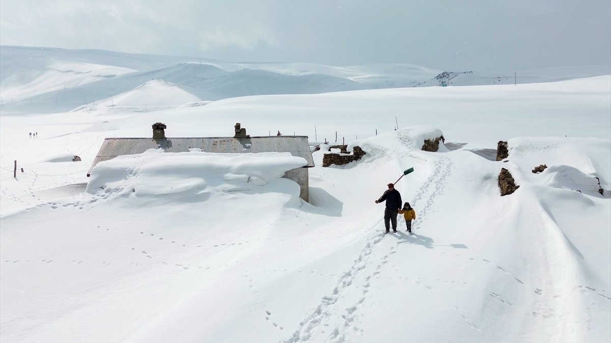 Kışın boşalan köyde 9 yıldır yalnız kalan çift, zorluklara birlikte göğüs geriyor