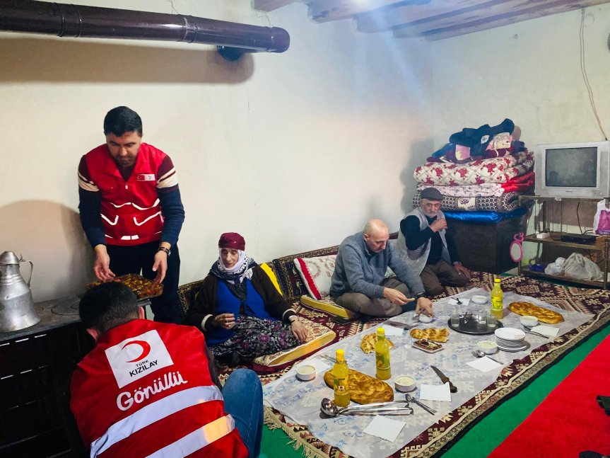 Kızılay Doğubayazıt Yalnız Yaşayan Büyükler İftar Sofrası 3
