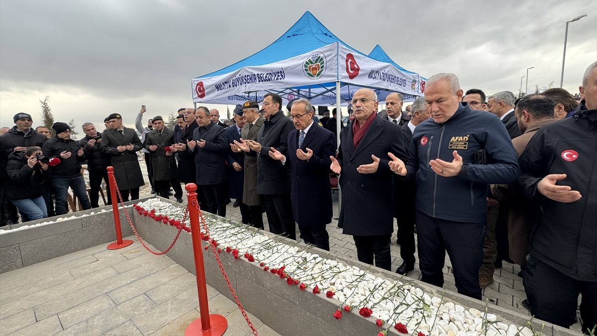 Malatya'da 6 Şubat depremlerinde hayatını kaybedenler kabirleri başında anıldı