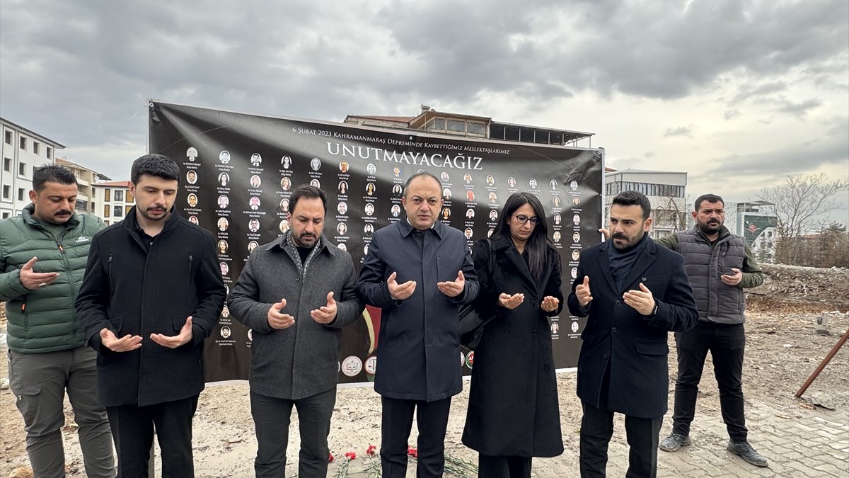 Malatya'da avukatlar depremde yıkılan Hakimbey Apartmanı'nın alanına karanfil bıraktı