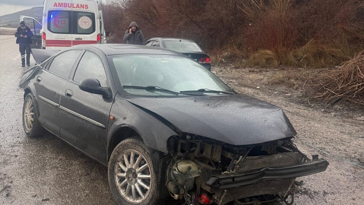 Malatya'da devrilen otomobildeki 5 kişi yaralandı