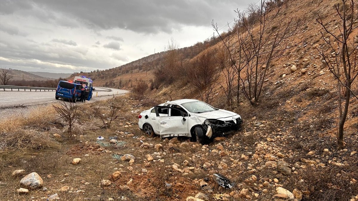 Malatya'da devrilen otomobilin sürücüsü yaralandı