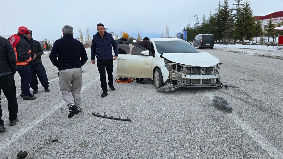 Malatya'da hafif ticari araç ve otomobilin çarpıştığı kazada 2 kişi yaralandı
