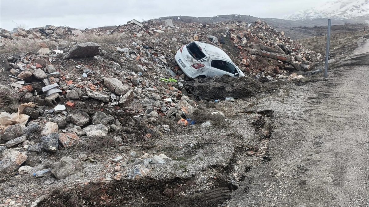 Malatya'da takla atan otomobildeki aynı aileden 5 kişi yaralandı