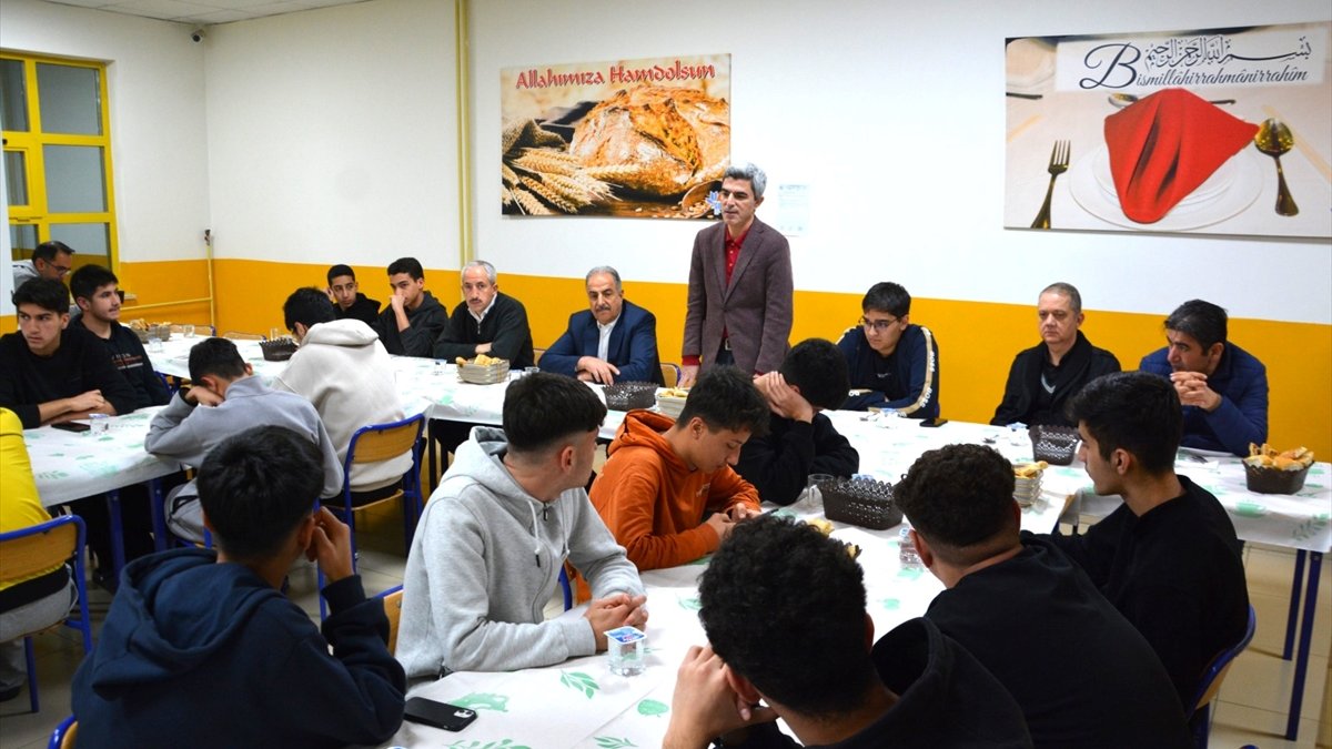 Malatya İl Milli Eğitim Müdürü Bakır, öğrencilerle sahur yaptı