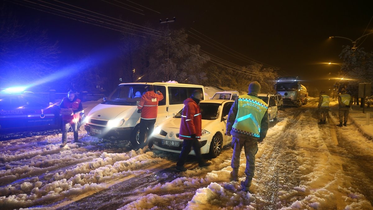 Muş-Bingöl kara yolunda kar nedeniyle mahsur kalanlar ekiplerce kurtarıldı
