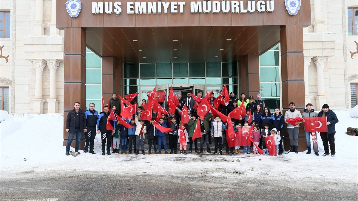Muş’ta çocukların yüzünü güldüren proje: Polis 5 yılda 17 bin çocuğu sinemaya götürdü