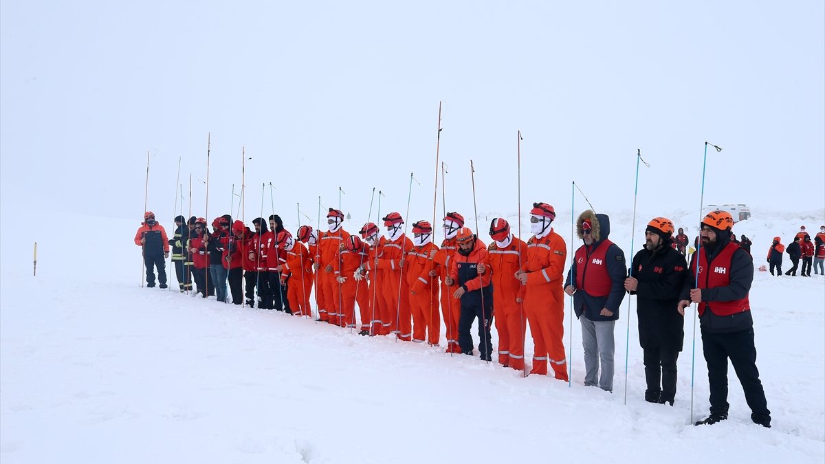 Muş'ta 2 bin 600 rakımlı Kozma Dağı'nda çığ tatbikatı