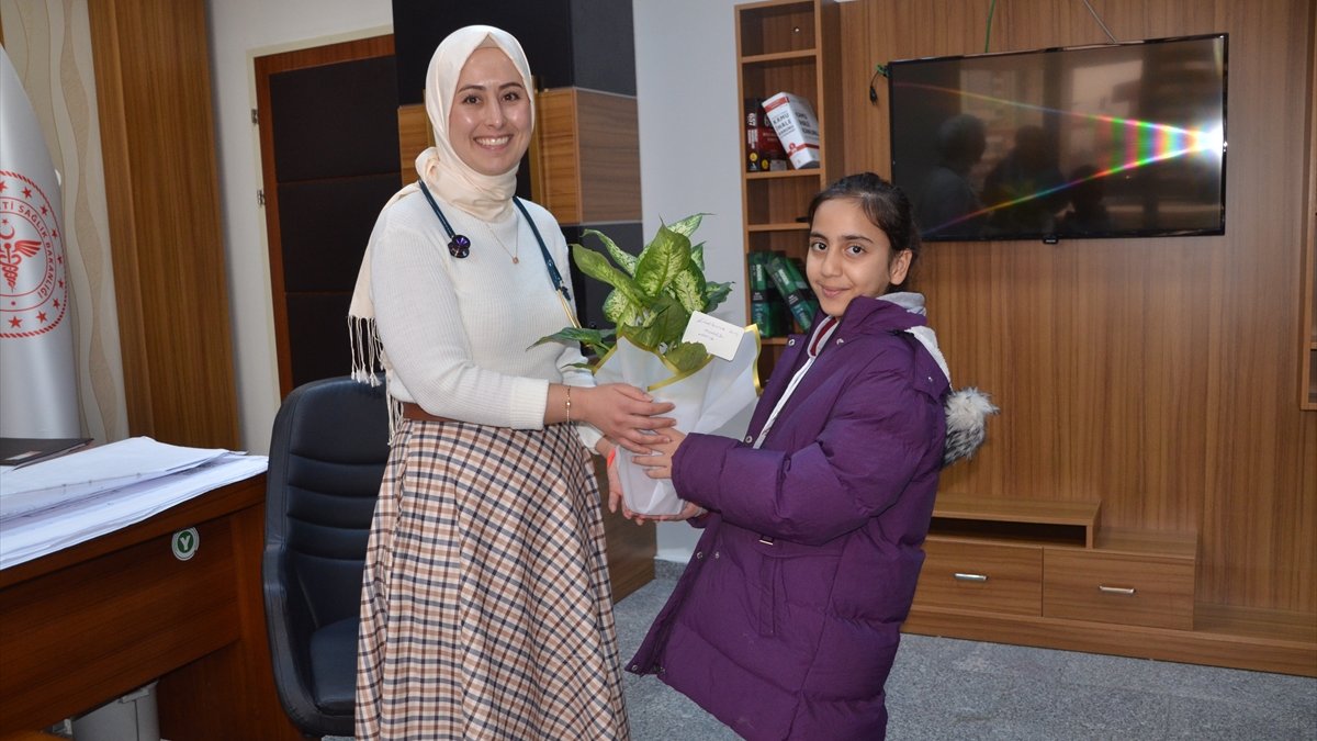 Muş'ta erken teşhisle sağlığına kavuşan çocuktan doktora teşekkür ziyareti