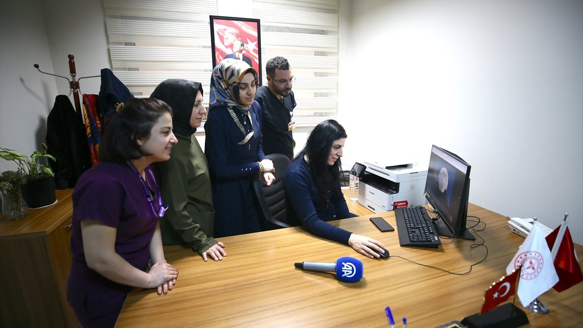 Muş'ta hemşireler, AA'nın Yılın Kareleri oylamasına katıldı