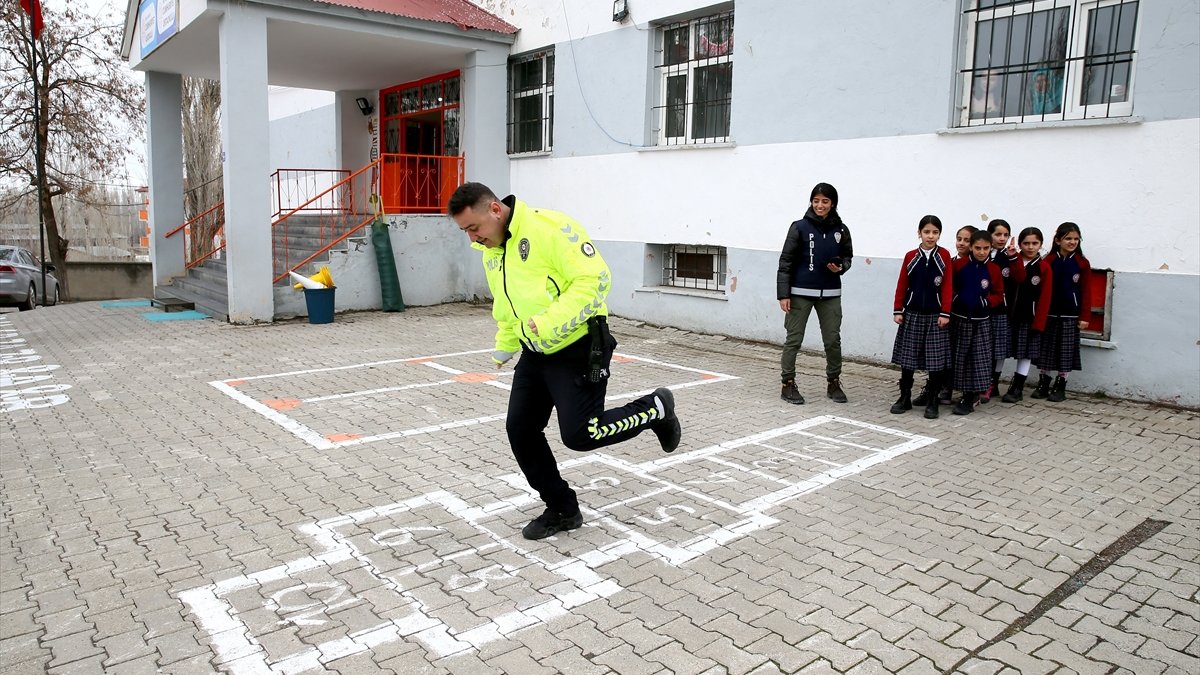 Muş'ta polisler çocukların mutluluğu için sahada