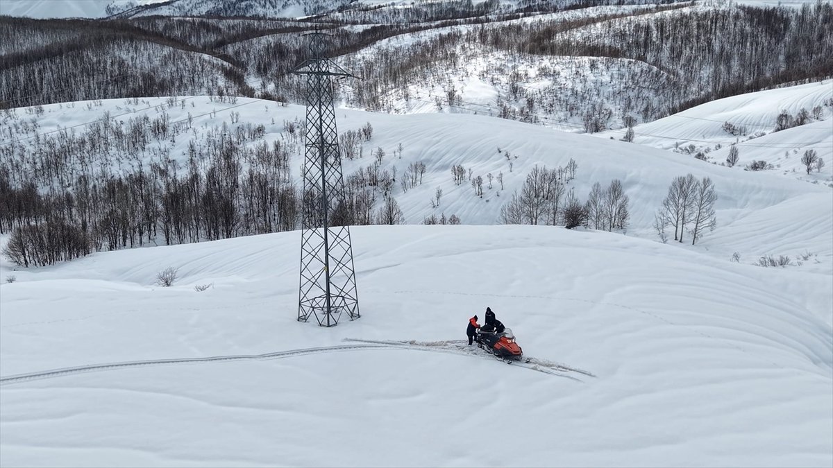 Muş'ta VEDAŞ ekipleri, kar motoruyla arızaya ulaşarak 10 köye yeniden enerji verdi