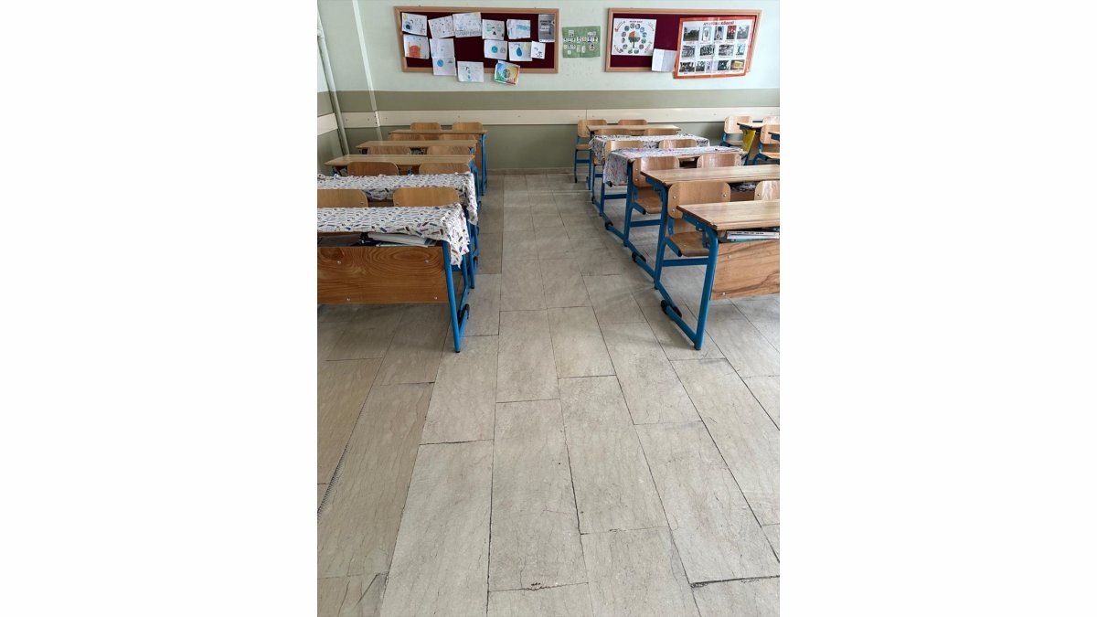 Muş'ta yükümlüler, yarıyıl tatilinde 6 okulun bakım ve onarımını yaptı