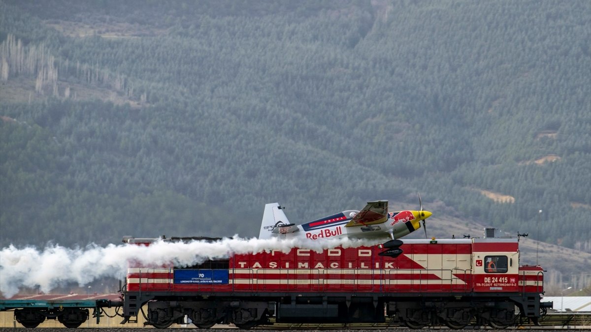 Red Bull sporcusu Costa, hareket halindeki trene iniş yapıp yeniden havalandı