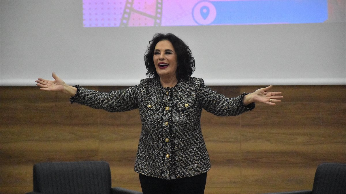 Sanatçı Hülya Koçyiğit, Van'da Sinema ve Aile konulu söyleşiye katıldı