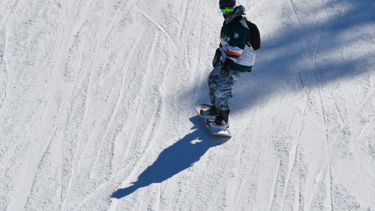 Sarıkamış Kayak Merkezi'nde hafta sonu yoğunluk oluştu