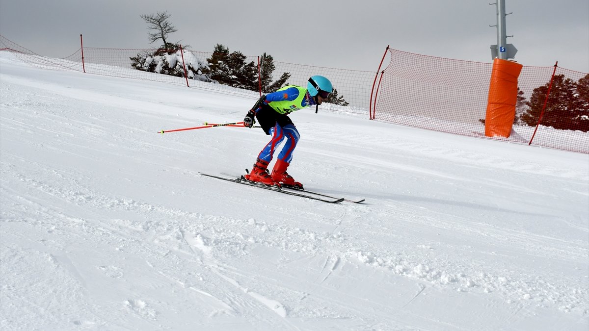 Sarıkamış'ta Berkin Usta Sezonu Alp Disiplini kayak yarışları başladı
